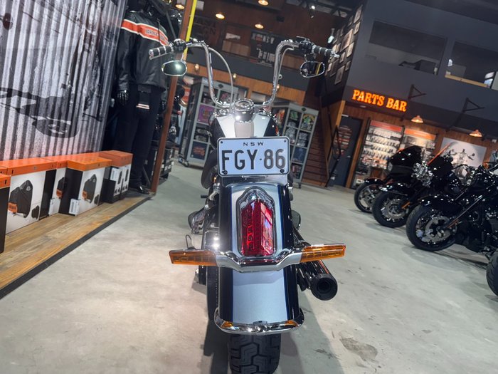 2018 Harley-davidson FLDE DELUXE (107) Midnight Blue/Barracuda Silver