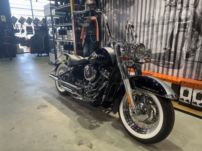 2018 Harley-davidson FLDE DELUXE (107) Midnight Blue/Barracuda Silver