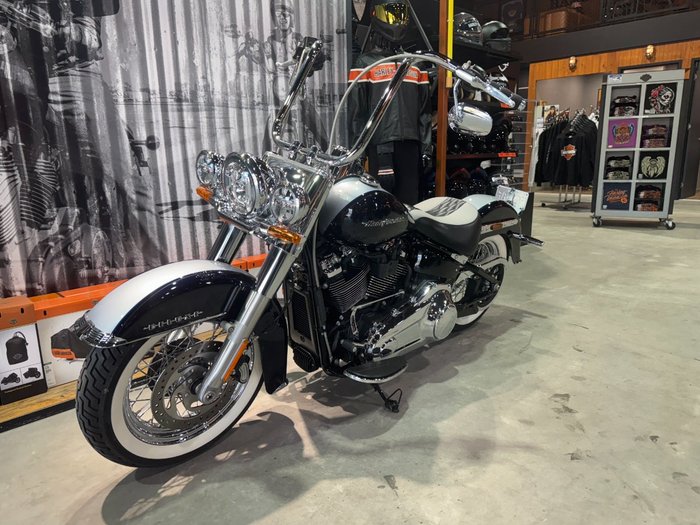 2018 Harley-davidson FLDE DELUXE (107) Midnight Blue/Barracuda Silver