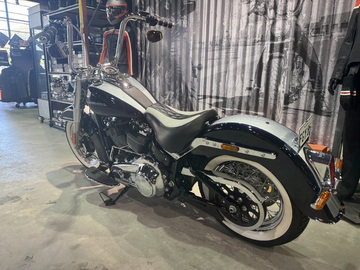 2018 Harley-davidson FLDE DELUXE (107) Midnight Blue/Barracuda Silver