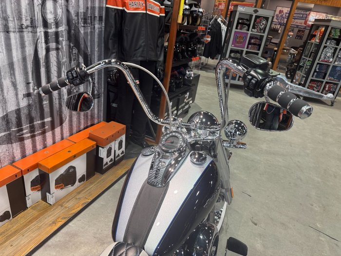 2018 Harley-davidson FLDE DELUXE (107) Midnight Blue/Barracuda Silver