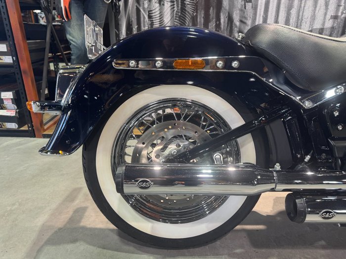2018 Harley-davidson FLDE DELUXE (107) Midnight Blue/Barracuda Silver