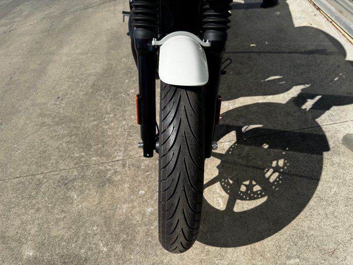 2025 Royal Enfield (see Also Enfiel CONTINENTAL GT 650 E5 DARK BLACK