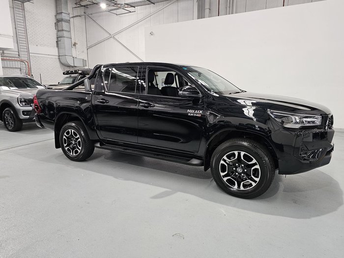 2024 Toyota Hilux SR5 48V