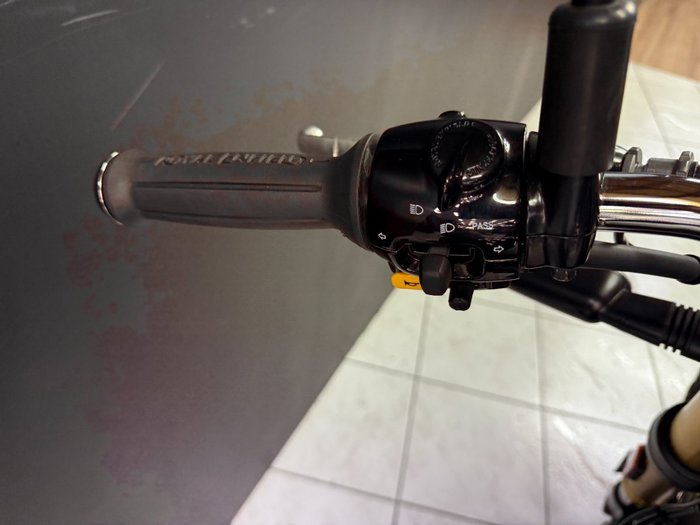 2025 Royal Enfield INTERCEPTOR 650 E5 CLASSIC Black