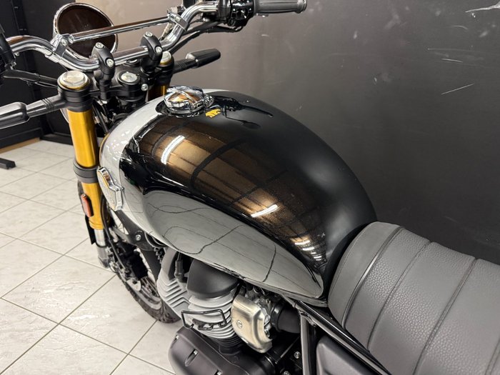 2025 Royal Enfield INTERCEPTOR 650 E5 CLASSIC Black