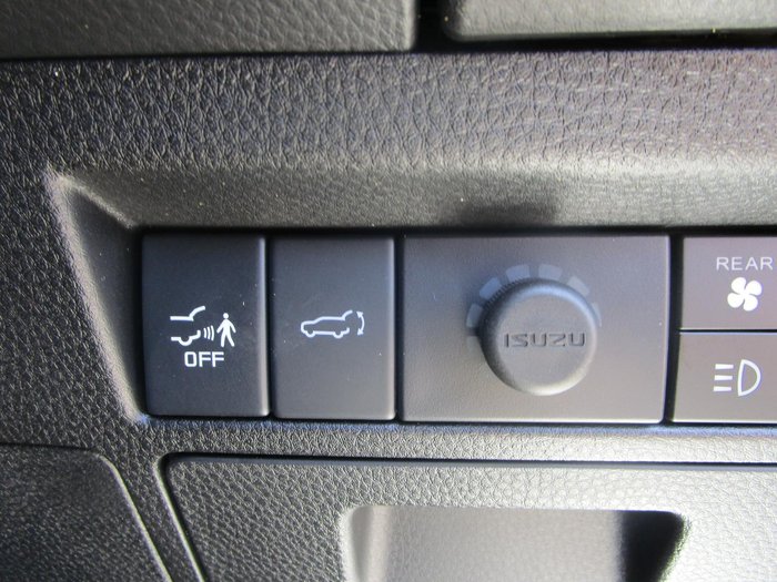 2025 Isuzu MU-X LS-T