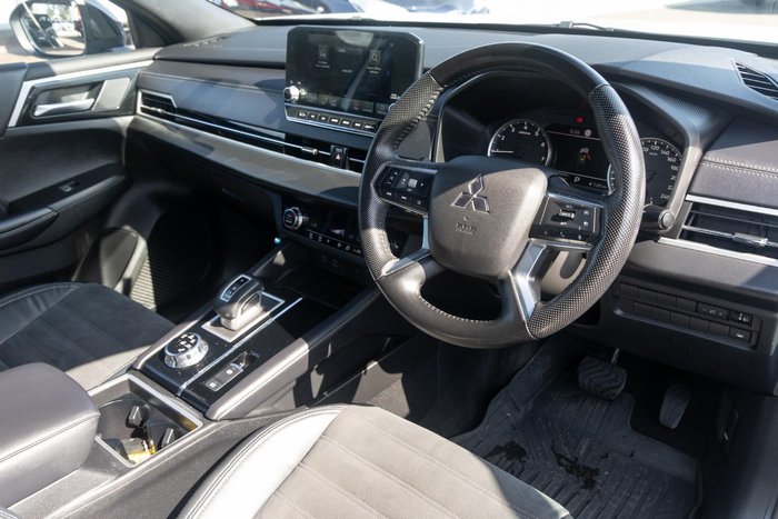 2023 Mitsubishi Outlander LS Black Edition