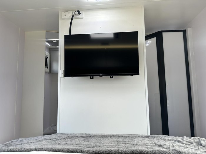 2025 JB Caravans Dirt Road Xtreme 23'6 Rear Club