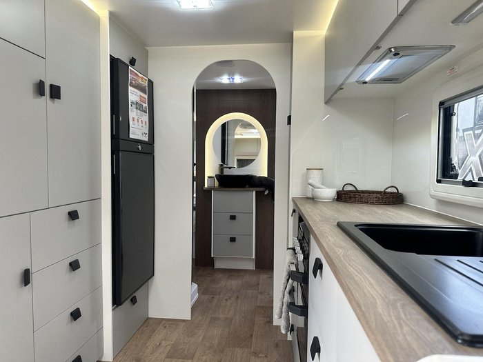 2025 JB Caravans Dirt Road Xtreme 23'6 Rear Club