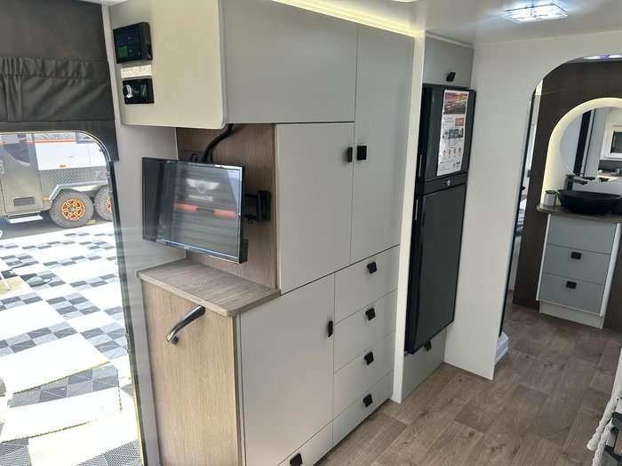 2025 JB Caravans Dirt Road Xtreme 23'6 Rear Club