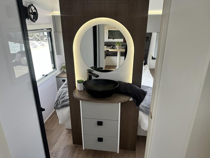 2025 JB Caravans Dirt Road Xtreme 23'6 Rear Club