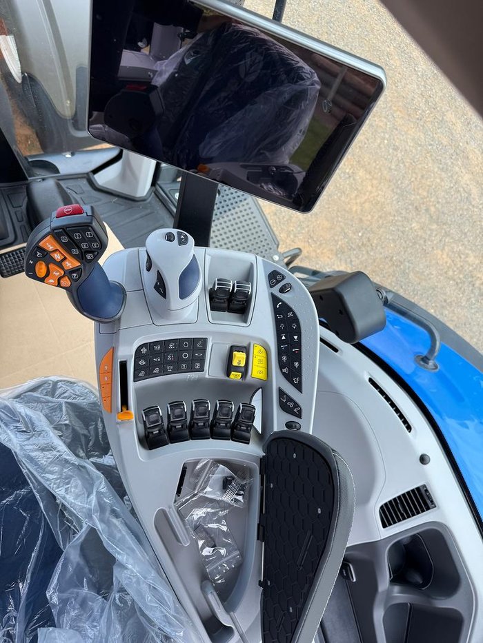 New Holland T8.415 Plmi Ultra Command Tractor