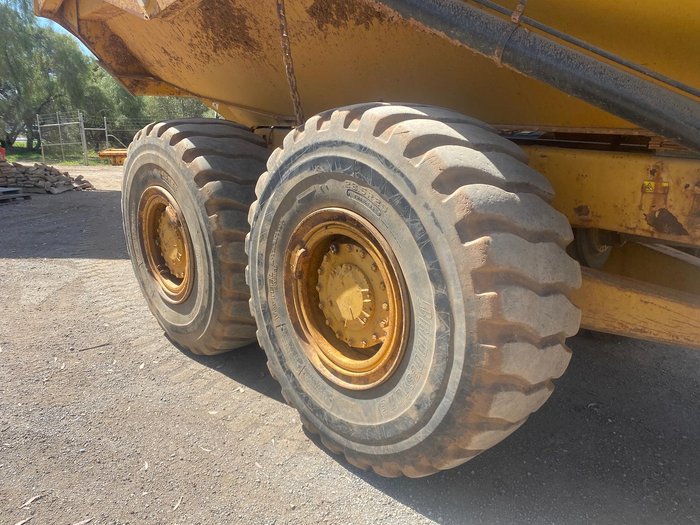 2011 Caterpillar 725 Yellow