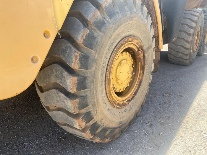 2011 Caterpillar 725 Yellow