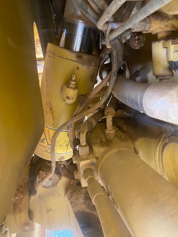 2011 Caterpillar 725 Yellow