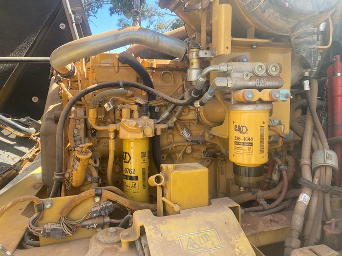 2011 Caterpillar 725 Yellow