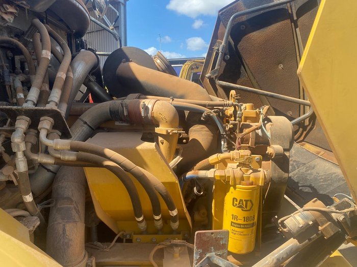 2011 Caterpillar 725 Yellow