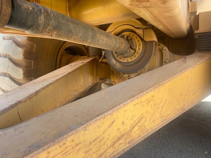 2011 Caterpillar 725 Yellow