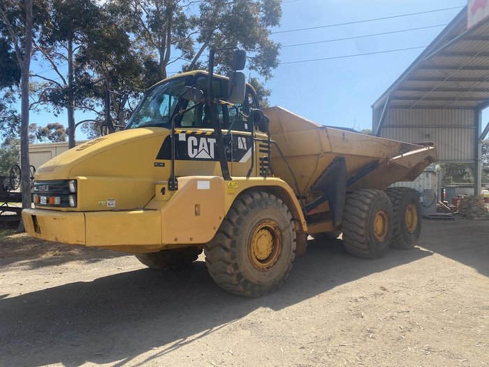 2011 Caterpillar 725 Yellow