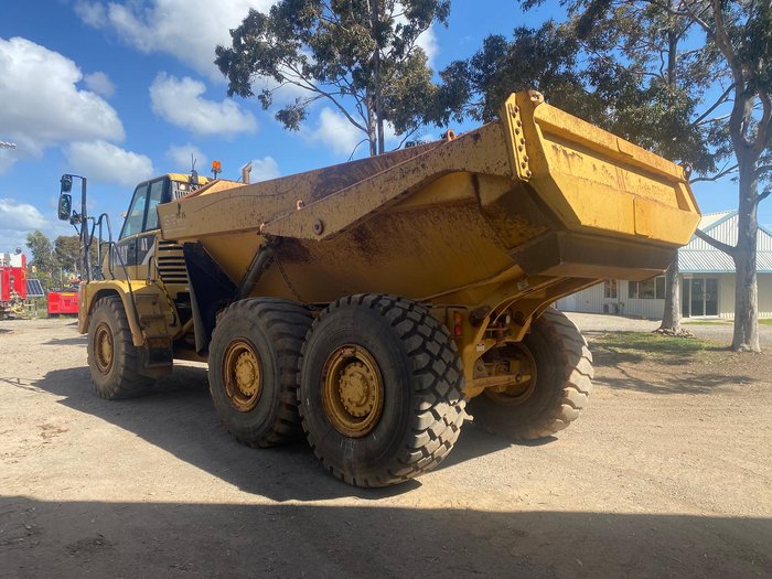 2011 Caterpillar 725 Yellow