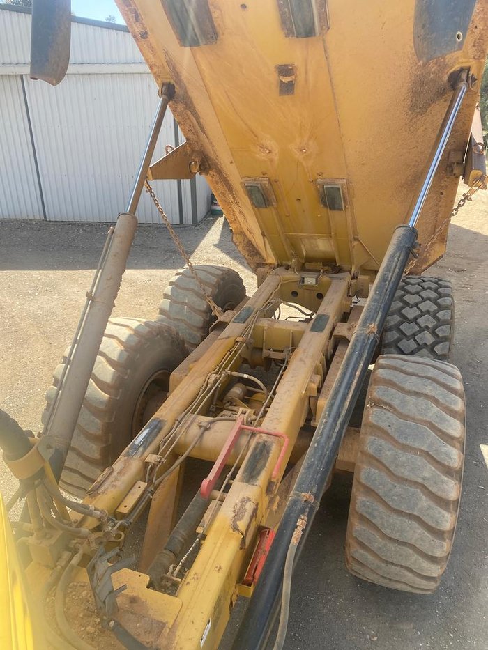 2011 Caterpillar 725 Yellow