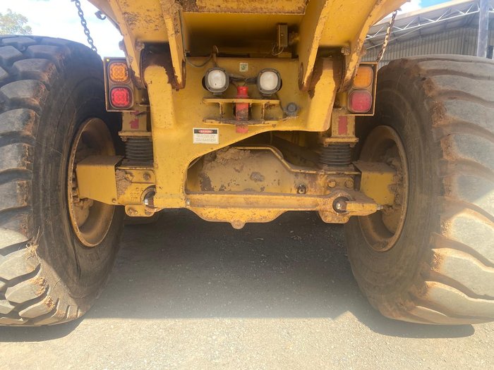 2011 Caterpillar 725 Yellow
