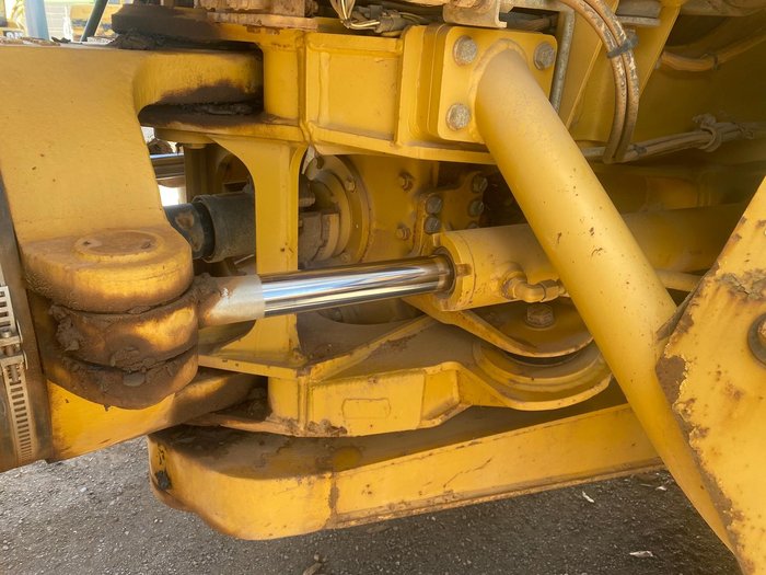 2011 Caterpillar 725 Yellow
