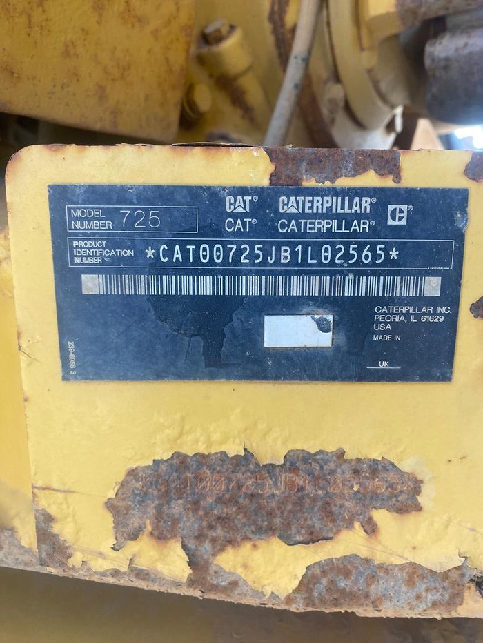 2011 Caterpillar 725 Yellow