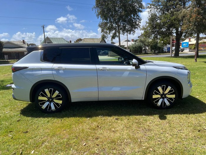 2025 Mitsubishi Outlander Exceed Tourer ZM MY25 AWD White Diamond with Black Mica Roof