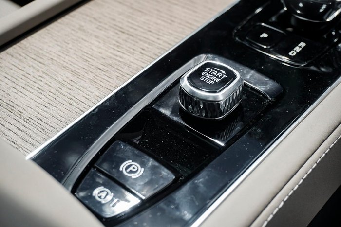 2025 Volvo XC90 Ultra B5 Bright