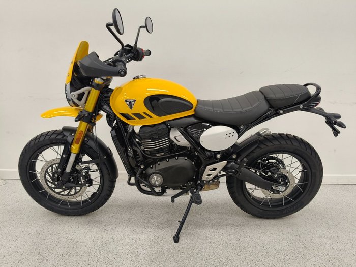 2026 Triumph SCRAMBLER 400 XC Racing Yellow