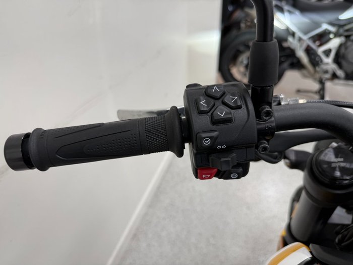 2026 Triumph 2026 Triumph 660CC Trident LAMS Yellow