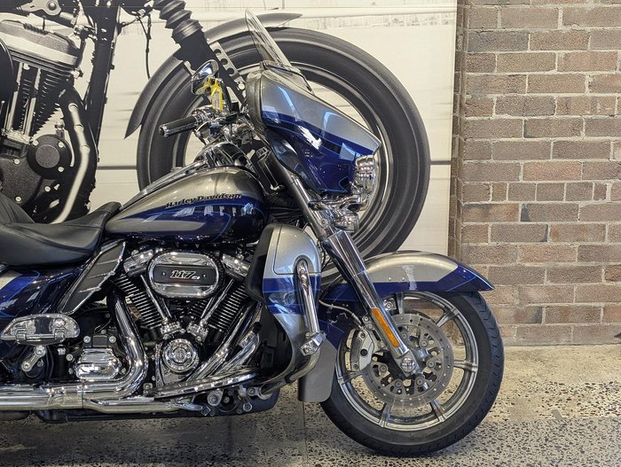 2017 Harley-Davidson CVO Limited 117 (FLHTKSE) Touring Silver