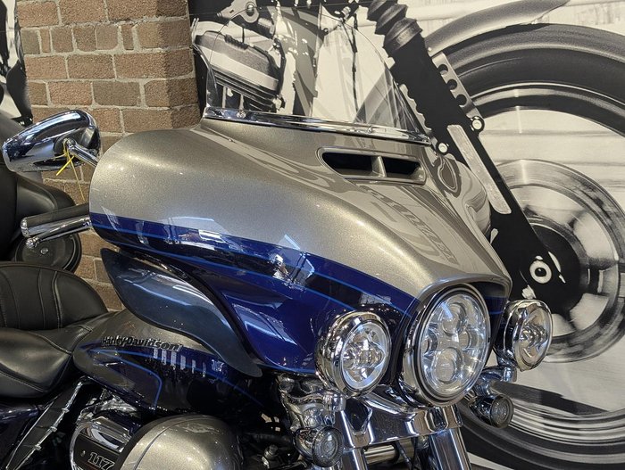 2017 Harley-Davidson CVO Limited 117 (FLHTKSE) Touring Silver