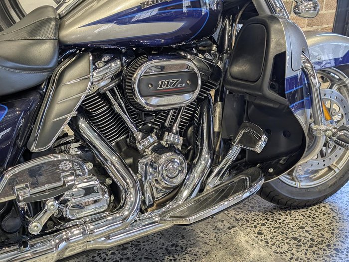2017 Harley-Davidson CVO Limited 117 (FLHTKSE) Touring Silver