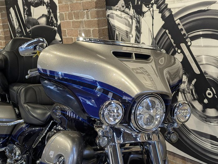 2017 Harley-Davidson CVO Limited 117 (FLHTKSE) Touring Silver