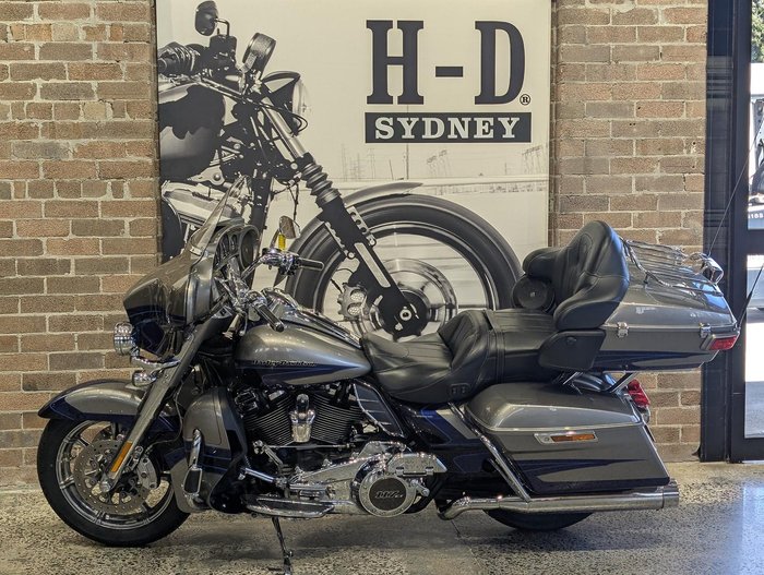 2017 Harley-Davidson CVO Limited 117 (FLHTKSE) Touring Silver