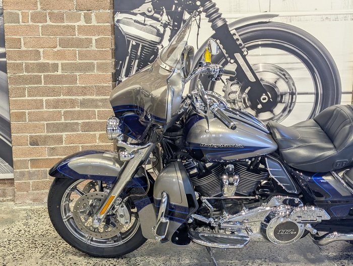 2017 Harley-Davidson CVO Limited 117 (FLHTKSE) Touring Silver