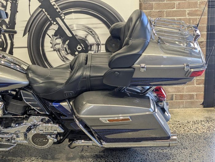 2017 Harley-Davidson CVO Limited 117 (FLHTKSE) Touring Silver