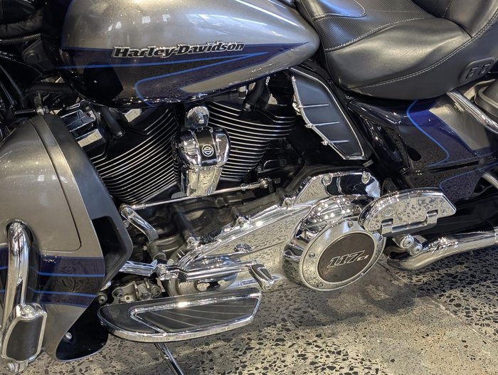 2017 Harley-Davidson CVO Limited 117 (FLHTKSE) Touring Silver