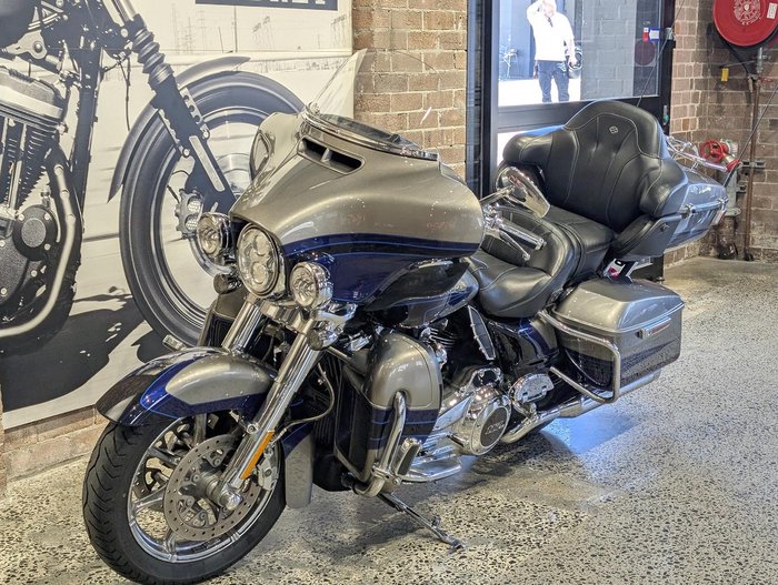 2017 Harley-Davidson CVO Limited 117 (FLHTKSE) Touring Silver