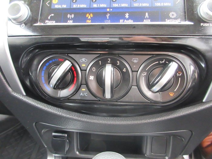 2022 Nissan Navara SL