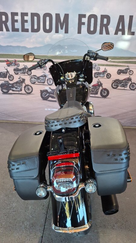 2025 Harley-davidson FLHC HERITAGE CLASSIC (117) Vivid Black