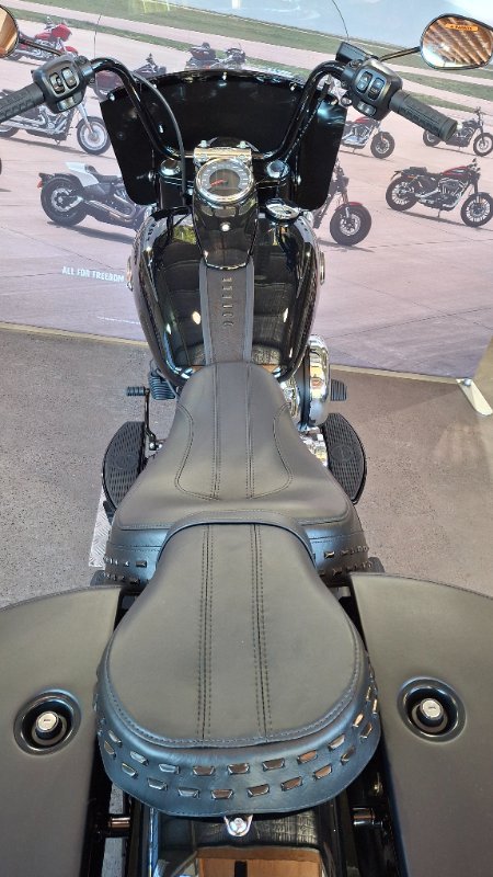 2025 Harley-davidson FLHC HERITAGE CLASSIC (117) Vivid Black