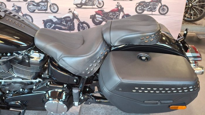 2025 Harley-davidson FLHC HERITAGE CLASSIC (117) Vivid Black