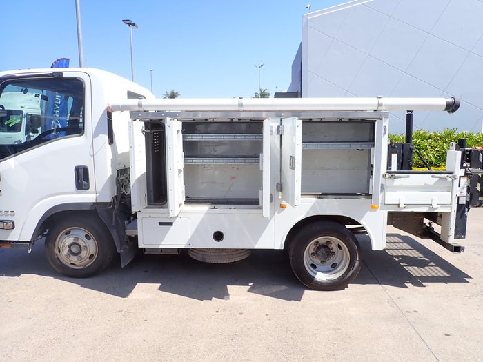 2018 ISUZU NLR 45-150 WHITE