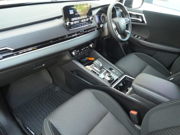 2023 Mitsubishi Outlander LS