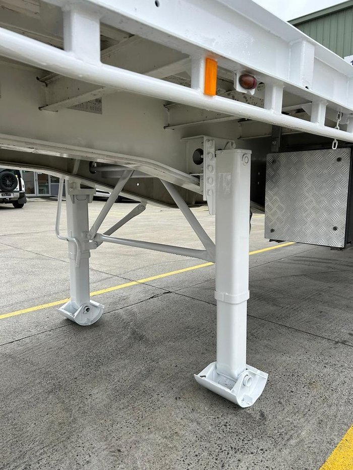 2015 CIMC 13.7M 22 Pallet Semi,