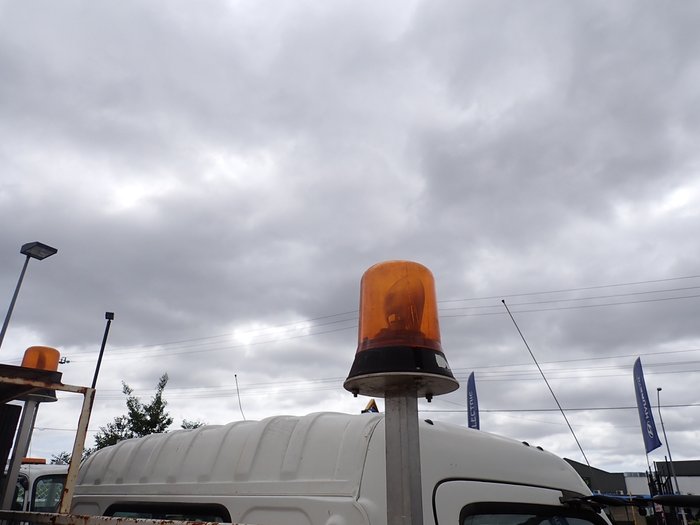 2010 HINO 300 614 WHITE